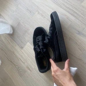Puma sneakers - Puma skor storlek 35,5. Jag har storlek 36 och dem passar mig precis. Sammetstyg.