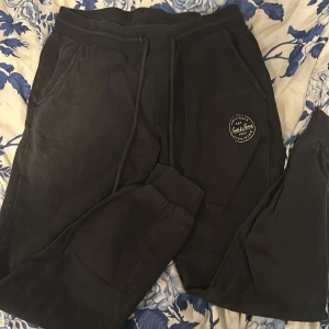 Mjukisbyxor från Jack and Jones  - Mjukisbyxor i använt skick från Jack and Jones i storlek M. 