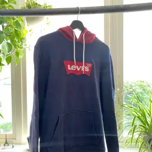 Säljer min gamla hoodie från Levis då den ej passar mig längre, bra skick! Hör gärna av dig 