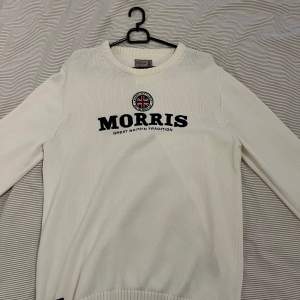 Säljer en stickad Morris tröja. Den är knappt använd och hänger endast i garderoben så superfint skick.