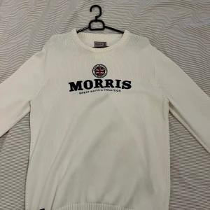 Morris tröja - Säljer en stickad Morris tröja. Den är knappt använd och hänger endast i garderoben så superfint skick.