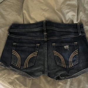 Lågmidjade hollister shorts - Ett par gamla jeans shorts som jag haft ett bra tag men i väldigt bra skick skulle jag säga, väldigt fina på och fin midja. Dom är i storlek 24 men skulle säga att dom sitter bra på en person som har 26-27/34-36 i byxstorlek.