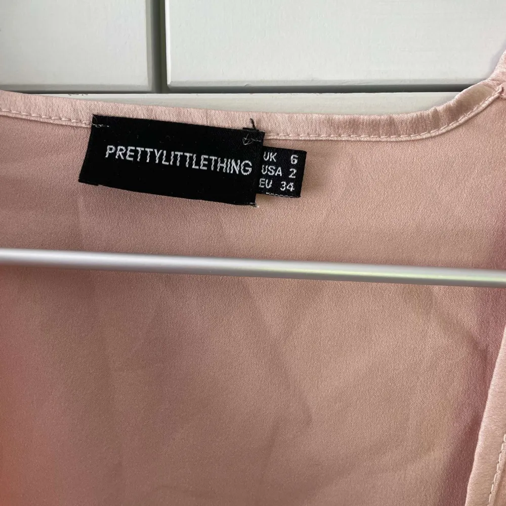 Jättefin rosa klänning i sidenmaterial! . Klänningar.