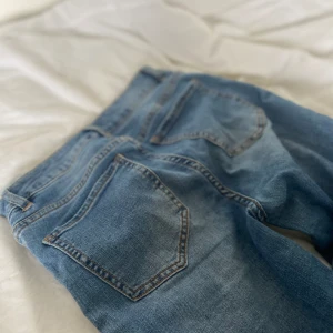 Jeans från Vila - Snygga jeans från Vila i storlek S, pytte liten skada på vardera neder ben som syns på bilden men inget som syns så sätt när dom är på. För 150kr då de knappt är använda pga dom är för stora för mig därav skadorna vid fötterna, Tvättas alltid innan!💗