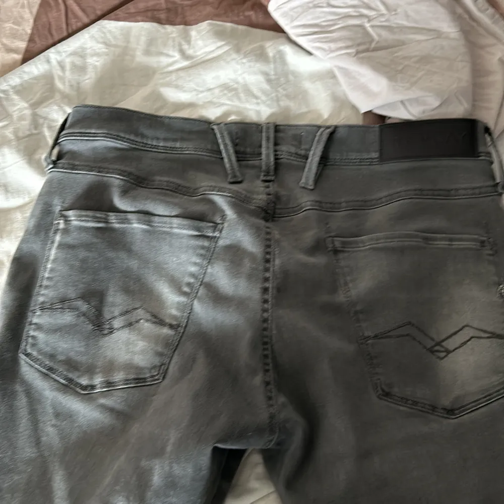 Tjena! Säljer ännu ett par snygga Replay Anbass Jeans 👖 ! Storlek 33/32, riktigt snygga jeans, ser sprillrans nya ut! Använt dom 4 gånger🤩 Längd~180cm🥳Dm för eventuella funderingar🙌. Jeans & Byxor.