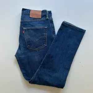 Levis jeans med mellanblå tvätt i modellen 501 skinny. Står storlek 30/32 men sitter mycket mindre ungefär som L/XL i barnstorlek pga den skinny modellen. Skick 9/10. Inga defekter. 