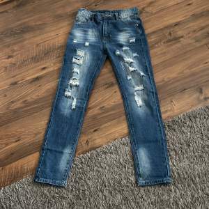 Ripped jeans för bara 400 kr, egentligen storlek 14 år men de sitter lite tight och är lite minde. Rekommenderar att vara 12 - 13 år gammal för att ha på de. Har använt de 1 gång men passade inte. Skriv om ni är intresserade.