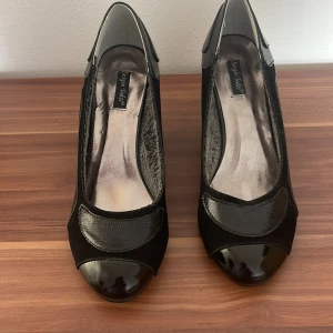 Snygga skor för alla tillfällen  - Aldrig använda skor med kilklackar. Perfekt till sommarens tillställningar.