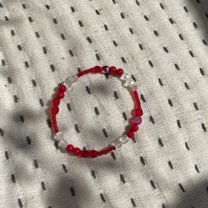 Armband - Ett jätte fint armband som jag älskar. det är en litet armband så kanske en 5-6 åringar bara kanske kan ha det men ändå så gulligt 