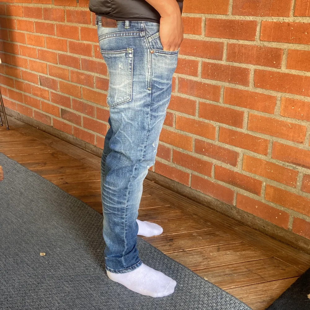 Säljer dessa ripped slim fit jeans från Deesmance | Storlek: 31/32 | Skicket på jeansen är mycket bra utan några defekter | Mitt pris: 199kr | Hör gärna av dig vid minsta lilla fråga!! | . Jeans & Byxor.