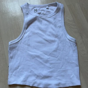 Topp - En vit topp från New yorker som är ganska kort, aldrig använd 