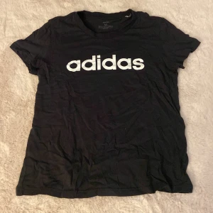 Adidas T-shirt  - Storlek M inte använd mycket