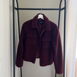 Vinröd teddyjacka  - En vinröd Teddy jacka