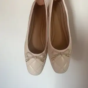 Jätte snygga beiga ballerina skor helt nya oavända ❤️