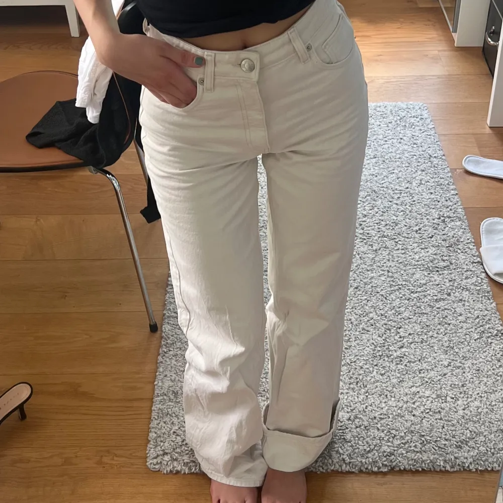 Vit/beiga jeans från Zara i storlek 34. Har vikt upp dem då de är för långa för mig som är 163. Längden passar nog bättre ca 170-175cm. Fint skick!. Jeans & Byxor.