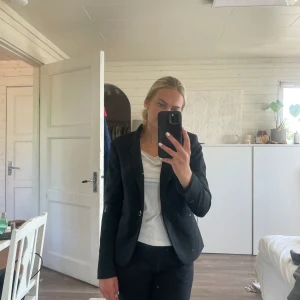 Kavaj - Jättefin kortare kavaj från hm med en knapp, inga defekter💞