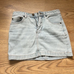 lågmidjad jeanskjol - Sååå fin o somrig jeanskjol, jättebra skick, enda defekten är att den är lite rosaktig där bak 