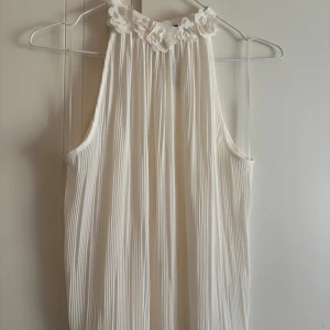 Sommar blus från zara! - Så så så fin blus från zara! Köpte förra året för 329 ungefär ! Sitter som xs/ s men strl är xs!