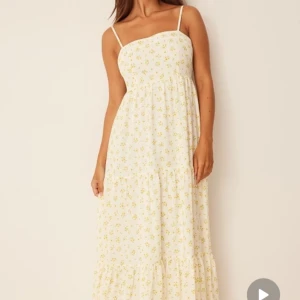 Klänning, NA-KD - Helt oanvänd klänning från NA-KD, prislapparna sitter kvar! Superfin och långmodell🌼