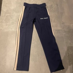 Palm angels byxor  - Riktigt snygga Palm angels byxor i färgen navy blue 💙Skicket är super, inga skador osv.⭐️  Äkthetsbevis finns. Skriv vid frågor eller eventuella funderingar.  TH.e Clothing 🗣️