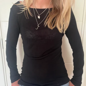 Jättesnygg tröja  - Jättesnygg tröja som liknar intimissimi tröjan. Märket har försvunnit i tvätten. Ganska använd men jättebra skick. Säljer då jag tycker den sitter lite stort på mig💗