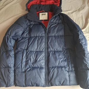 Tommy hilfiger vinterjacka - Storlek L, använd 2 vintrar. Ihopsydd bakom vänsteraxeln, sticker inte direkt ut(se bild) 
