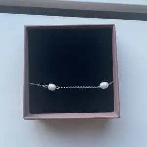 Ett jättefint halsband med pärlor från Edblad som inte används längre köpt för 449kr men säljer för 200kr