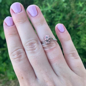 Ring med rosa blommor - Söt ring, okänt material. Verkar vara justerbar. Frakt 18kr