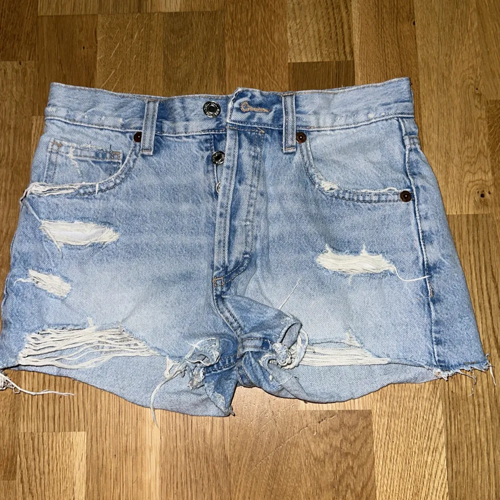 Jeans shorts ljusblåa från zara, anvönd endast 2 ggr så är mycket bra skick, säljer så de ör för små😊. Shorts.