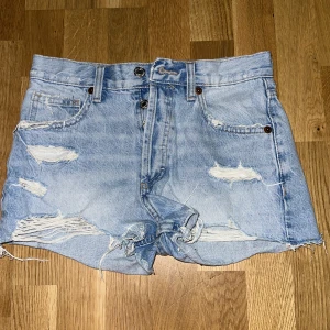 Jeans shorts - Jeans shorts ljusblåa från zara, anvönd endast 2 ggr så är mycket bra skick, säljer så de ör för små😊