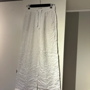 Linnebyxor - Linnebyxor, medelhög midja och vida ben. Köpta på Zalando 🩷Innerbenslängd: 72 cm