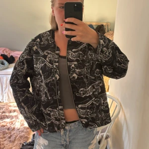 Bomberjacka med leopard - Sjätte najs bomberjacka med mönster!