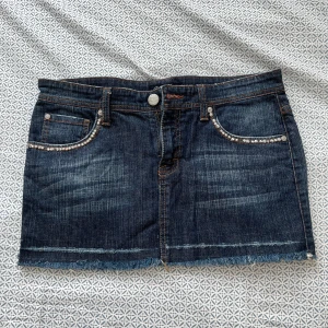 mini jeanskjol - midja: 40 cm, längd: 30 cm