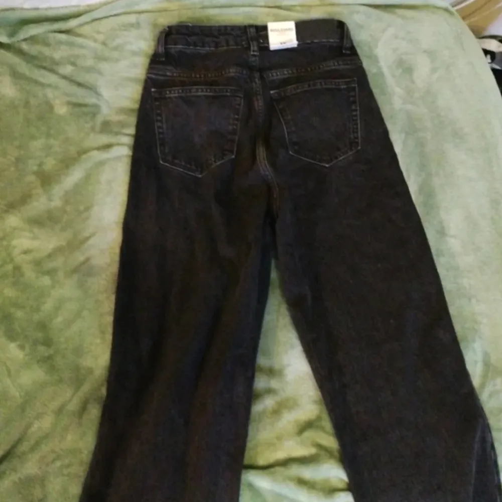 Helt nya högmidjade jeans, endast provade. Säljer endast pga dem är för små för mig.. Jeans & Byxor.