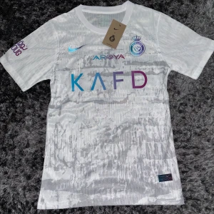 Al nassr T-shirt  - Helt ny snygg al nassr T-shirt med Ronaldo tryck där bak Perfekt inför sommaren