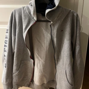 Tommy hilfiger kofta  - Använd fåtal gånger Skick: 8/10 Xs Pris kan diskuteras 