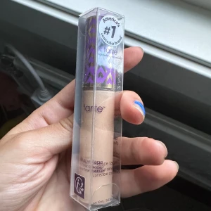 Concealer tarte  - Färg 22N. Helt oöppnad köptes för 379 på SEPHORA. 