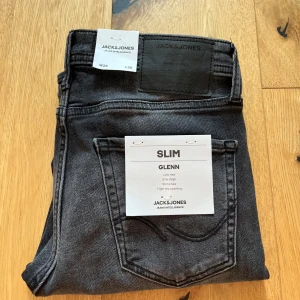 Jeans - Säljer ett par helt nya slim fit Jack & Jones jeans i storlek W29L30. Skick 10/10 med tags på. Tveka inte på att höra av dig!