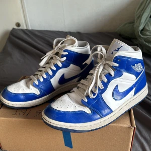 Air Jordan 1  - Säljer dessa snygga air Jordan 1 mid Kentucky Blue, dom är i grymt bra skick, inga skador eller så, bara lite smuts som enkelt tas bort. skick 9/10 (pga smuts)