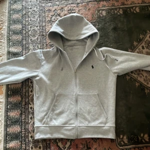 Ralph Lauren - Ralph lauren zip hoodie grå storlek S oanvänd fräch skriv privat för mera bilder.( Obbs möts upp endast!!)