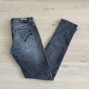 Säljer nu dessa riktiga schyssta dondup jeans i storlek 30. Jeansen är i väldigt bra skick utan deffekter. Slitningarna/hålen är fabriksgjorda. Nypris 3000. Skriv för fler bilder eller om funderingar finns.