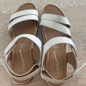 Sandaler - Jag säljer mina sandaler pågrund av att dom är försmå. Dom är i bra skick och är sköna att gå i. Dom är bara använda en gång. Dom är perfekta att ha till sommaren. Man ser inte vilken storlek det är men jag köpte dom i st 39💗