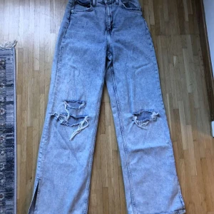 Ljus blåa ripped jeans från H&M - Bra skick, är inte stretchig, passar bra på barn i åldern 12- 13, high waist, pris kan diskuteras ❤️