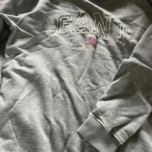 Tröjor 14-15 år (S) - Storlek 14-15 år (S). Den första grå har ett litet hål på armen. 75kr/st