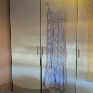 Klänning - En jätte fin klänning med prislapp kvar den är för lång för mig dom är 160❤️ har inga bilder men kan fixa bilder💖 linne material 