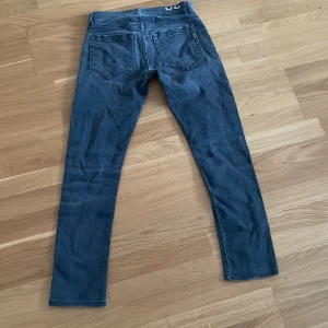 Dondup jeans  - De här Dondup byxorna är väldigt bra skick. De är i storlek 30 model George. De är en mörk grå färg och de är väldigt clean. De säljs pga att de inte används längre. 