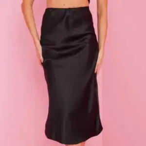 Super fin satin kjol från Nelly x Bianca, aldrig använd 