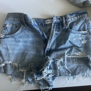 jeans shorts  - Jätte fina zara jeans shorts, strlk 38, men skulle säga att de oxå passar 36-34 då de är lite mindre i storleken ⚡️