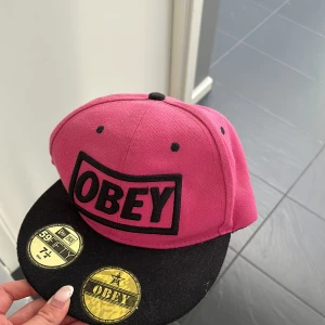 Obey keps - Obey keps i använt skick, men går att tvätta och blir som ny igen. Den är justerbar där bak. Pris kan sänkas vid snabb affär.☺️💌