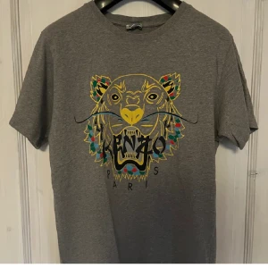Kenzo - Grå kenzo t-shirt. Storlek M , men passar mer S. Jättefint skick 9/10.  Nypris ca 1500!  